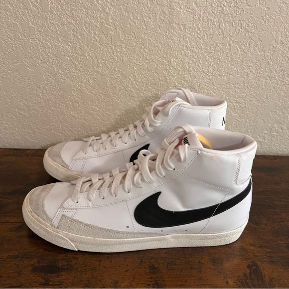 NIKE Blazer Vtg 77 Mens Mid Sneaker
